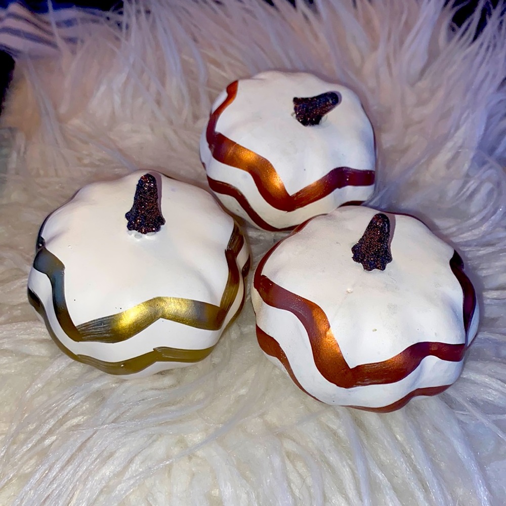 3 Decor pumpkins